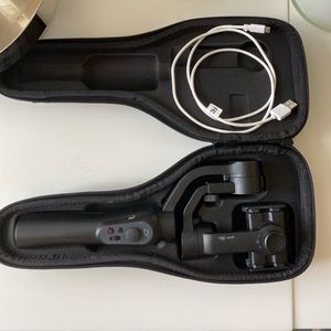 Zhiyun smartphone gimbal with charging wire